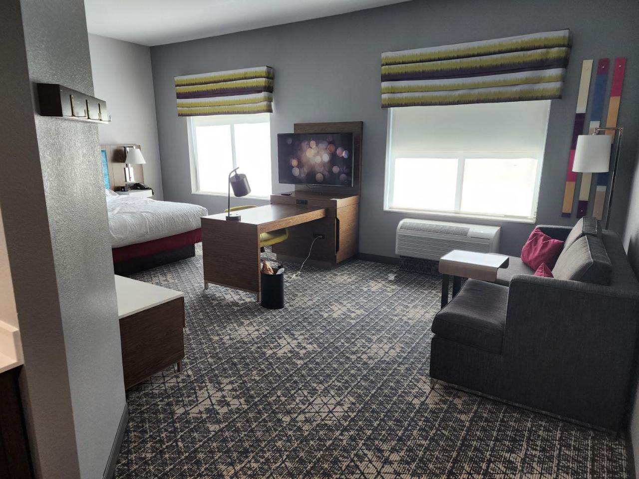 Hampton Inn & Suites Pittsburgh New Stanton photo 2