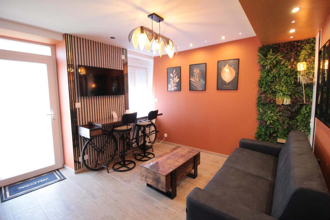 Luxury Studio, Rez de chaussée, Parking privé vidéo surveillance, Canapé haute qualité convertible couchage 2 personnes, Centre Ville proche, Restaurant, boulangerie 2 minutes à pied, Terrasse - 800mètre carré de terrain - Géré par Presta-Zen'Services - 5