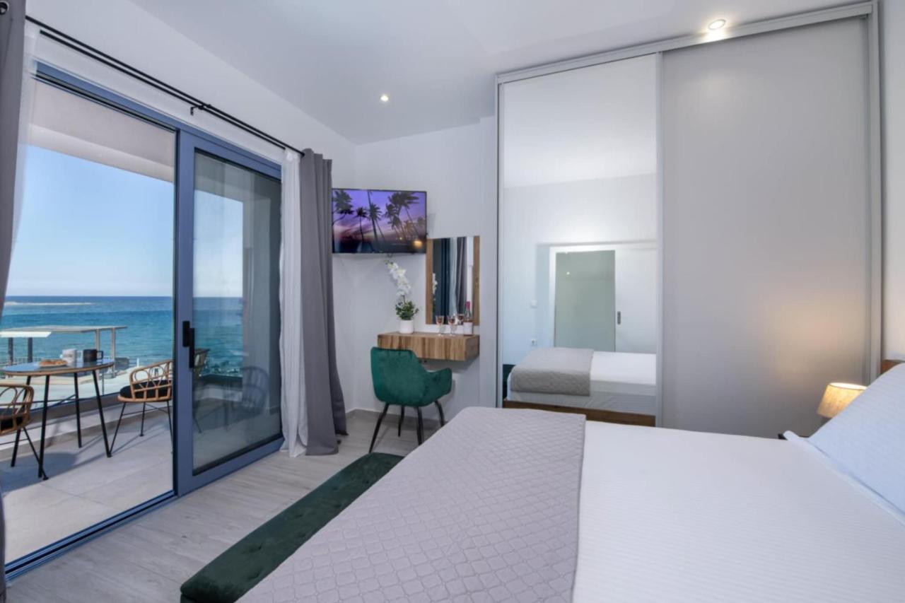 Blue Balcony - Boutique Beachfront Suite with Private Parking Spot - 2