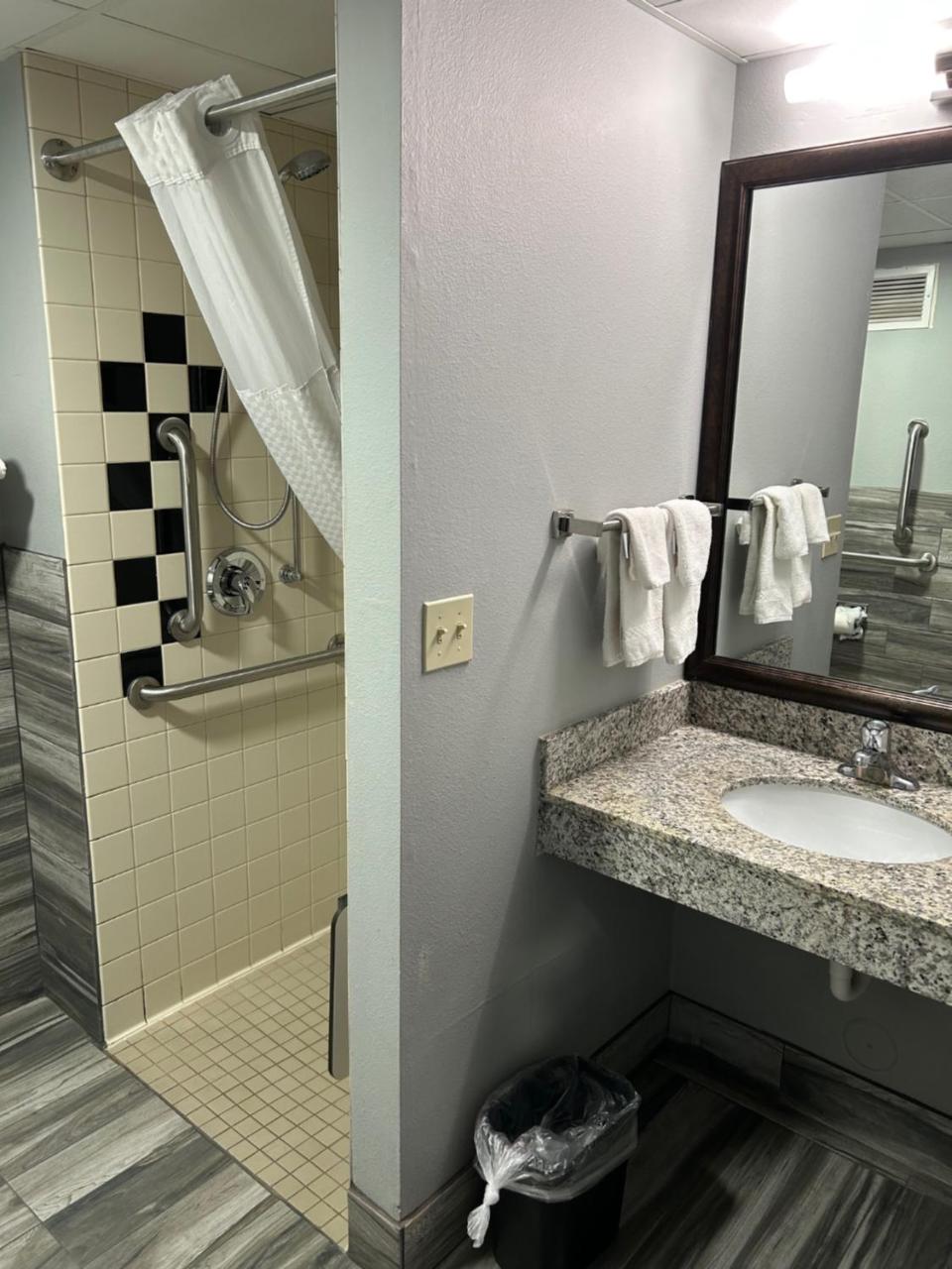 AmericInn by Wyndham Ottumwa photo 4