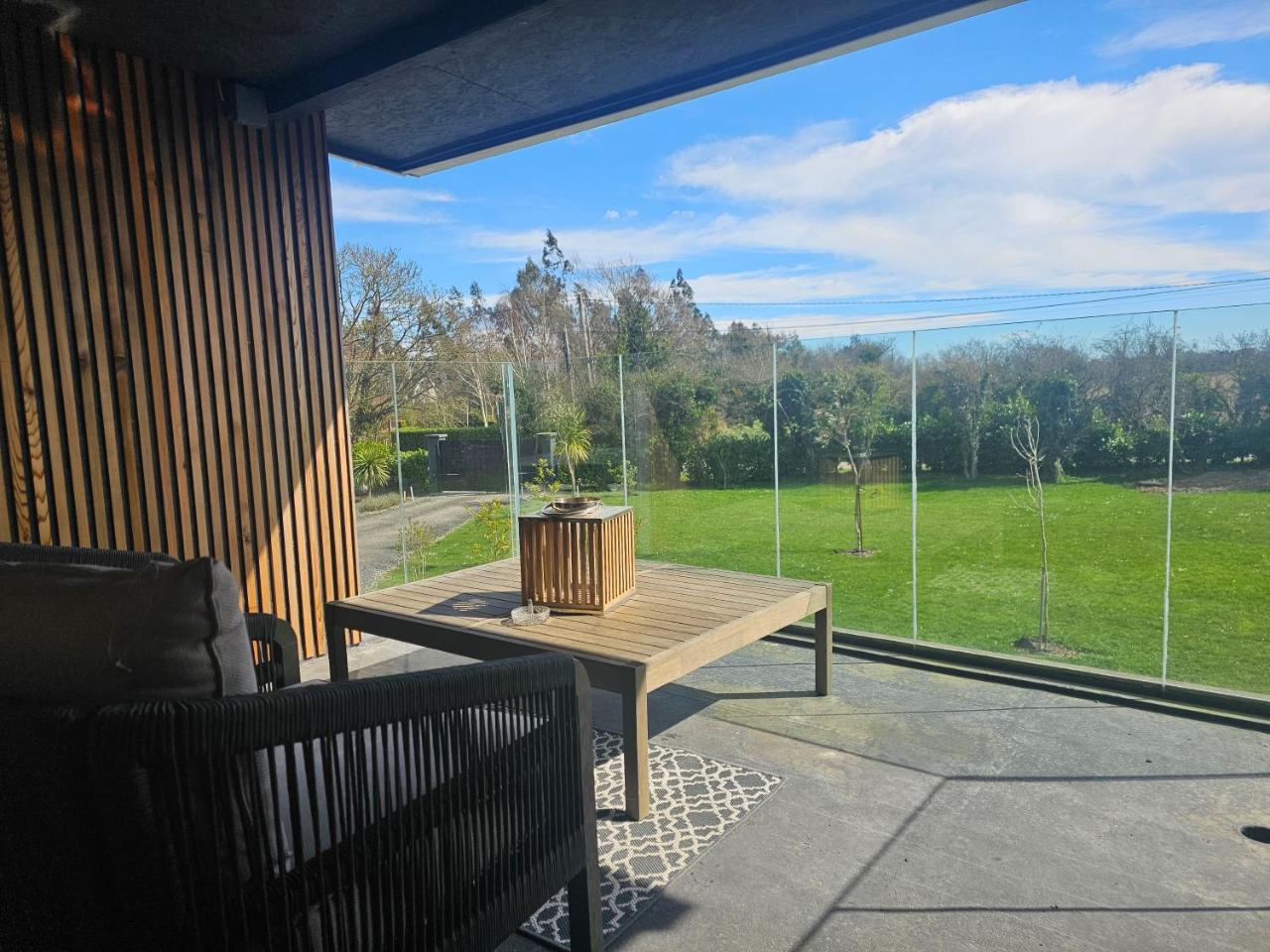 Contemporary Dublin Suite with hot tub-10 min drive to Dublin Airport photo 2