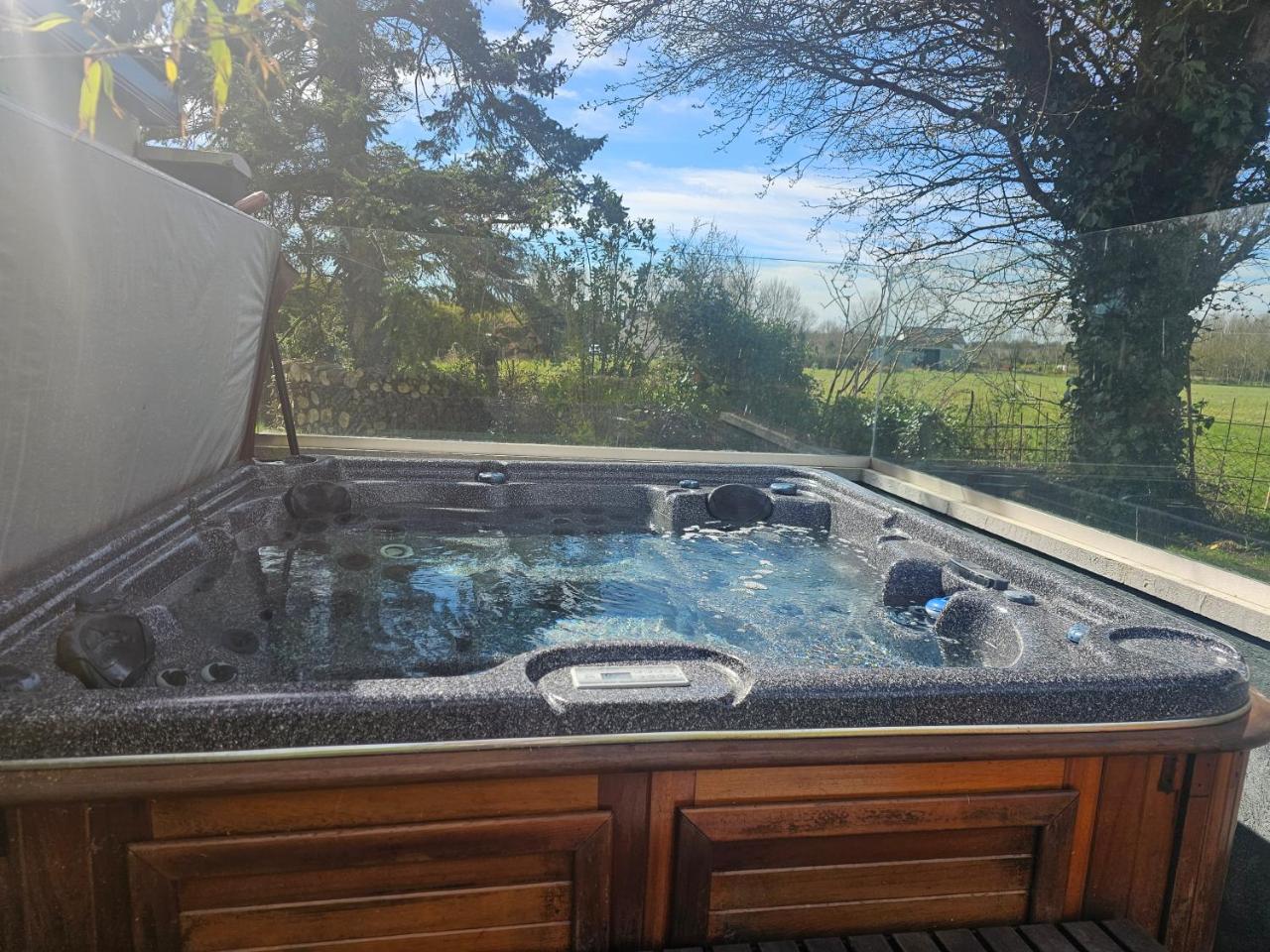 Contemporary Dublin Suite with hot tub-10 min drive to Dublin Airport