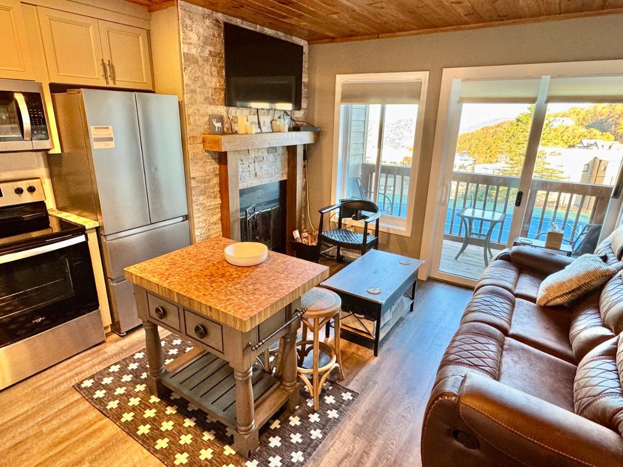 The Sugar Suite - Renovated with a View! Ski IN-OUT! Heated POOL, Hot tub, sauna, gym, AC, EV, adjustable bed - 2