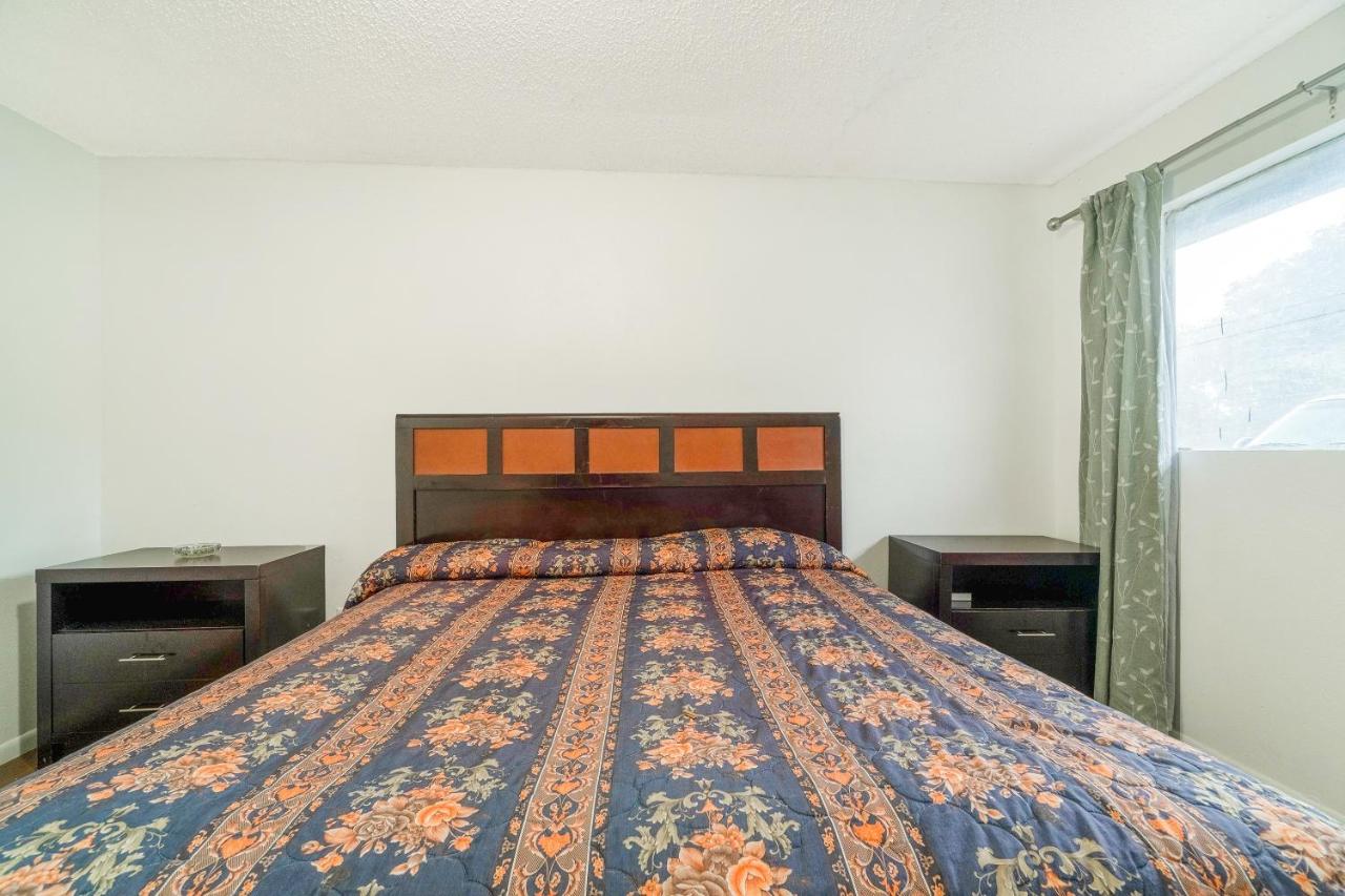 Budget Inn By OYO Palestine TX Hwy 79 photo 3