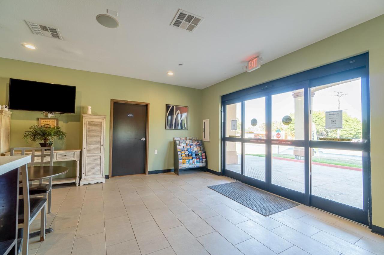 Moulton Inn & Suites By OYO Near Shiner TX photo 2