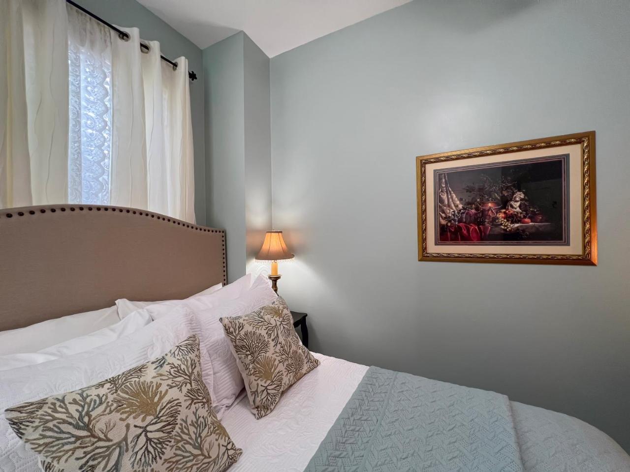 Victorian House Bed and Breakfast - 4