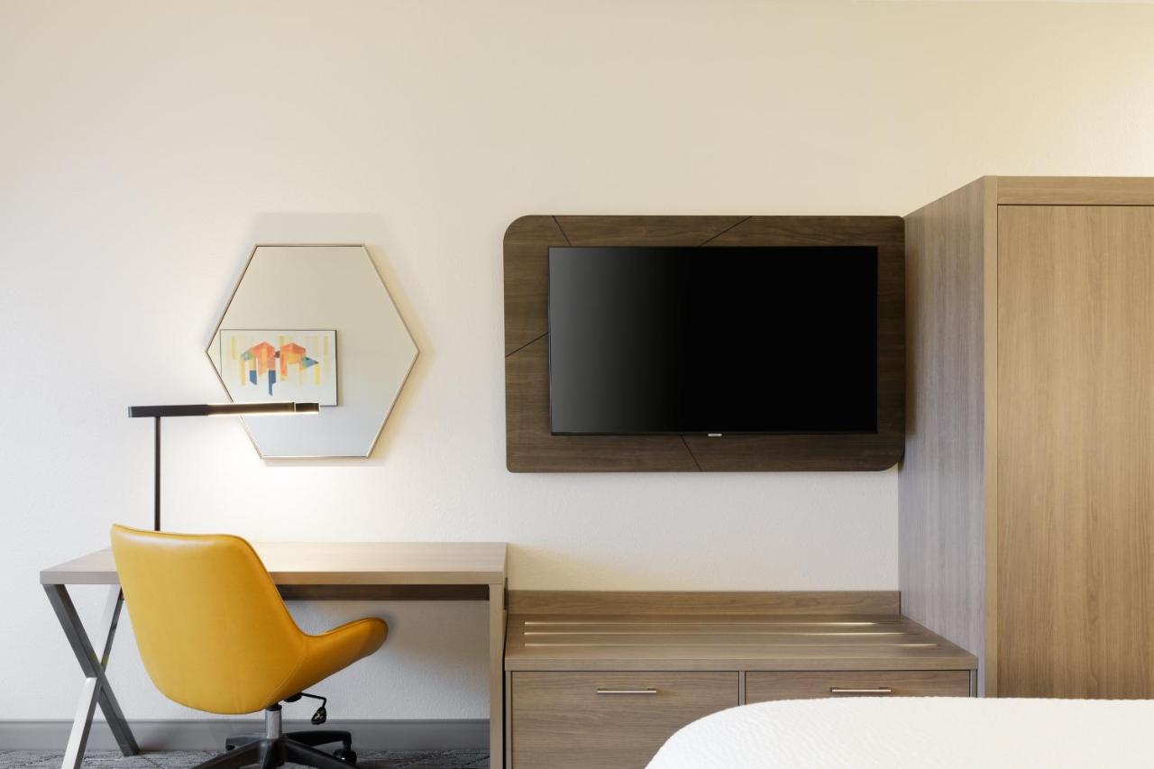Holiday Inn Express & Suites Oak Ridge By IHG photo 3