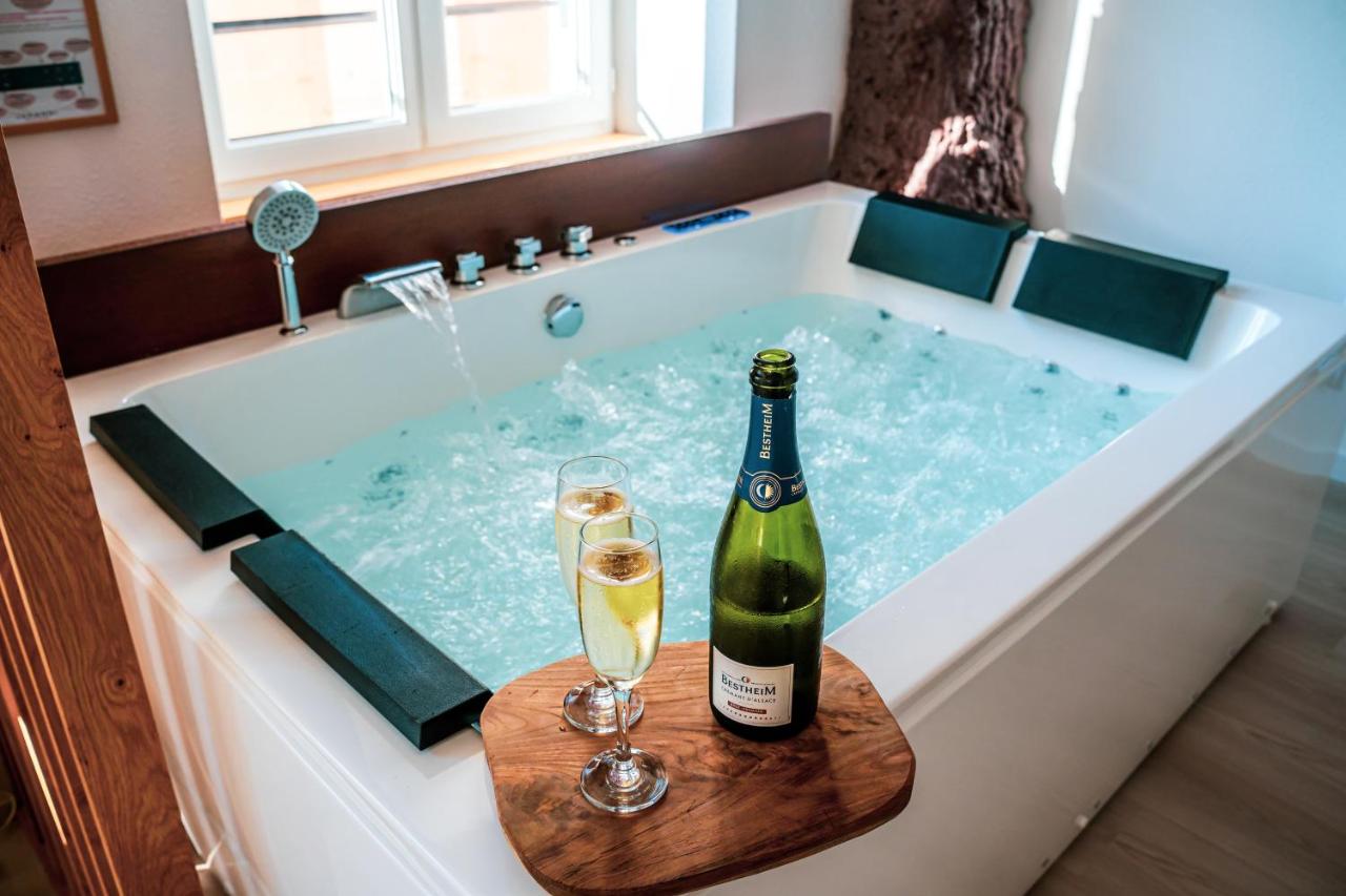 Nuit romantique, Suite avec jacuzzi et cinéma privé au design Japandi - 3