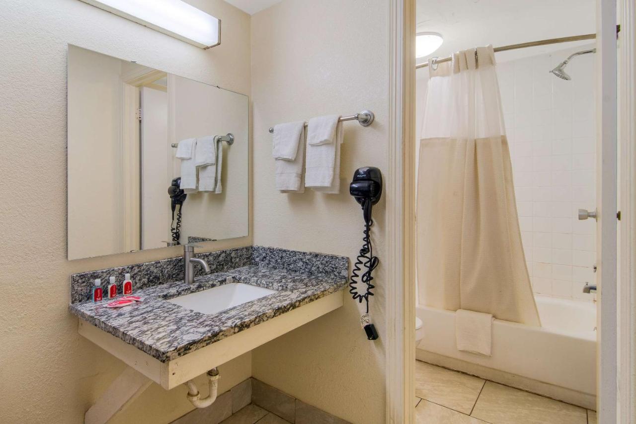 Econo Lodge Goldsboro Hwy 70 photo 4