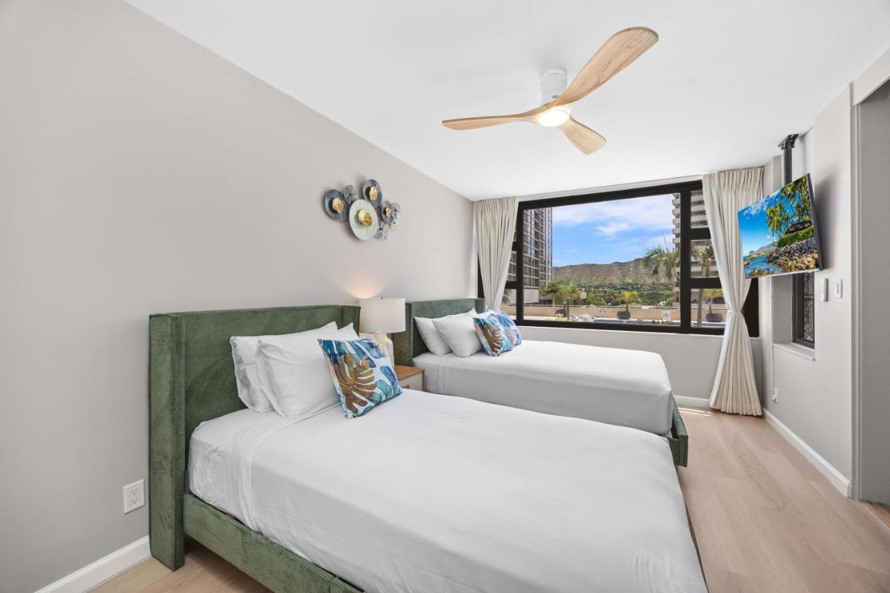 6FL Renovated Suite, Steps from the Pool Deck - 4