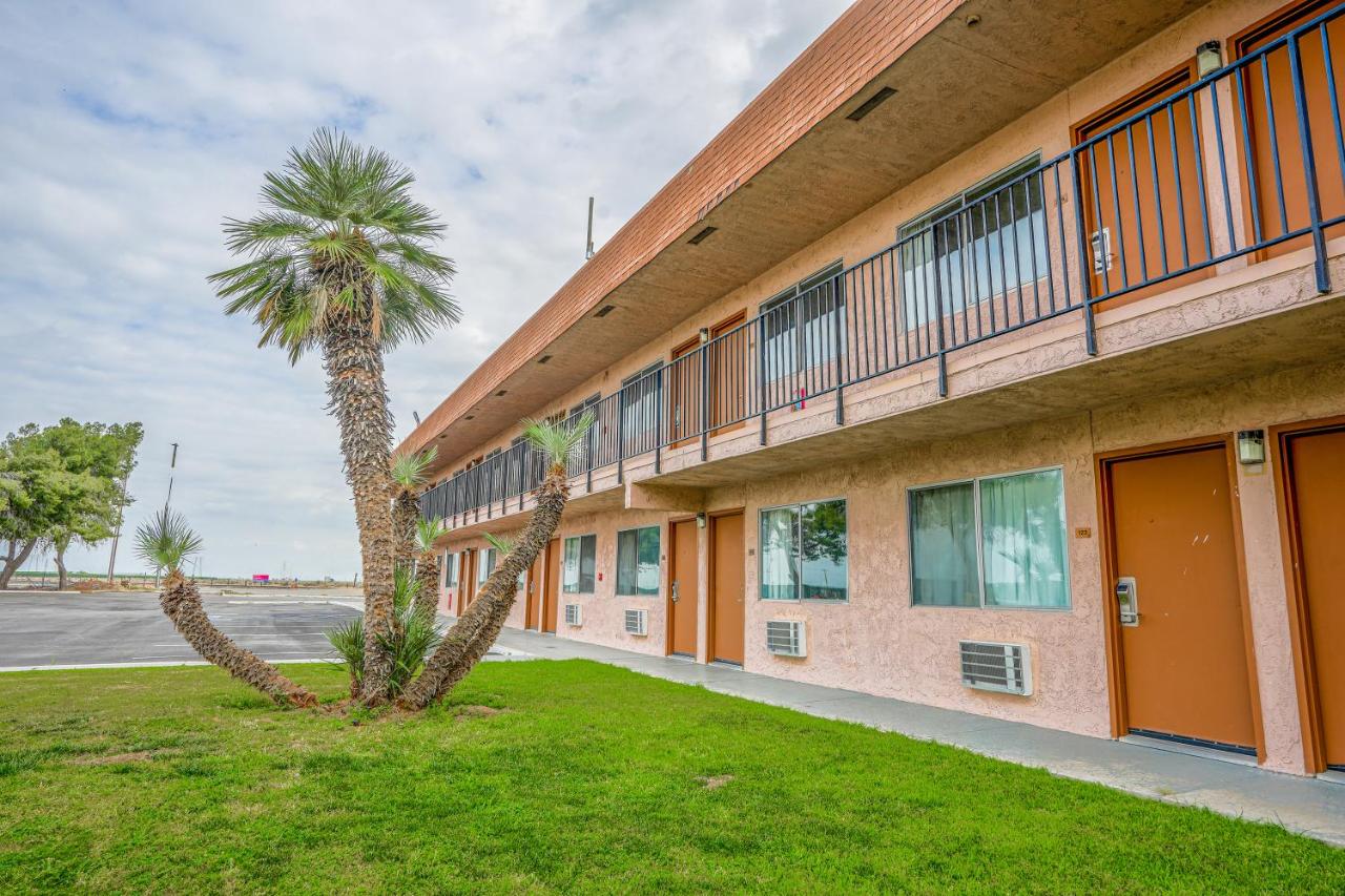 Economy Inn Buttonwillow Bakersfield I-5 photo 3