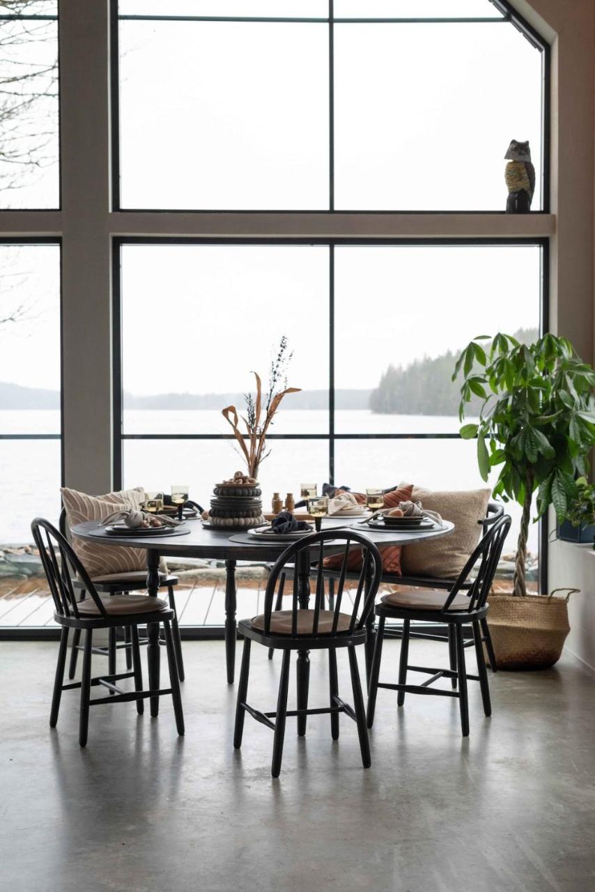 Peaceful lakefront retreat surrounded by nature - 3