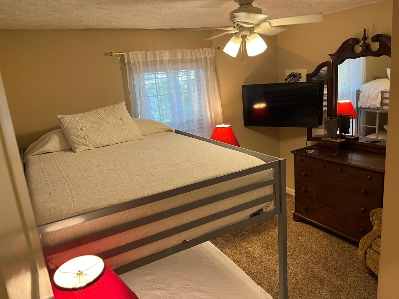 Classic City 3 bedroom 2 bath condo with deck close to UGA, Five Points, and Memorial Park in Athens photo 4