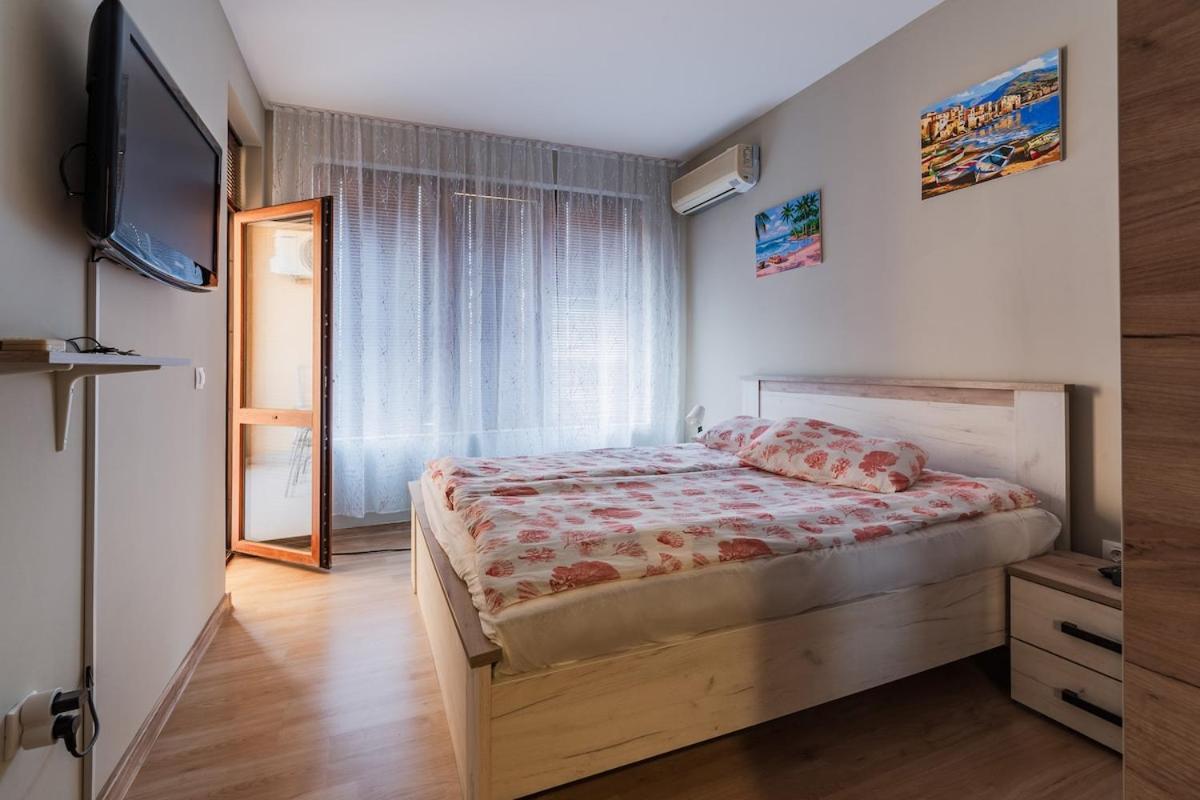 Holiday Apart 2 - 4