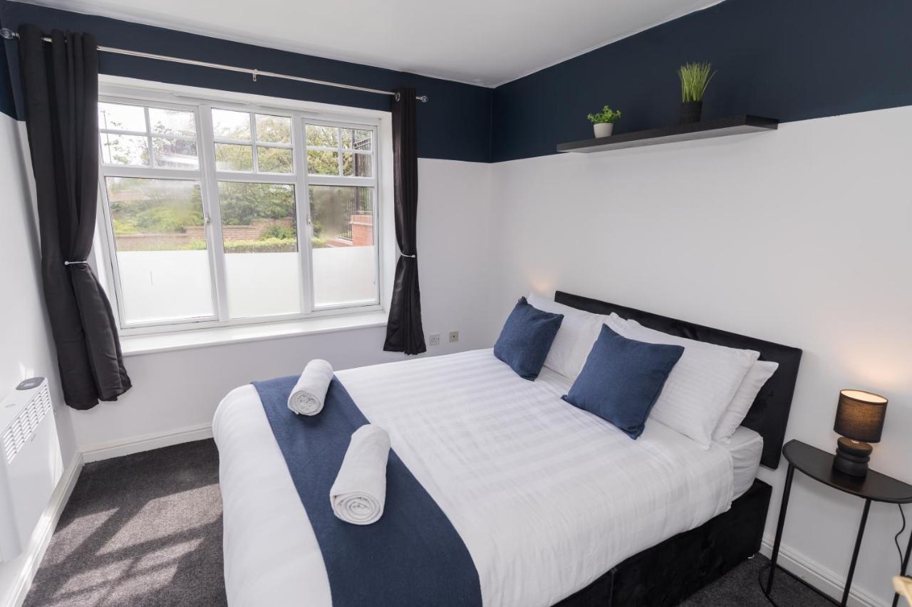 Boutique 2-Bed Apartment in Wolverhampton Centre - 4