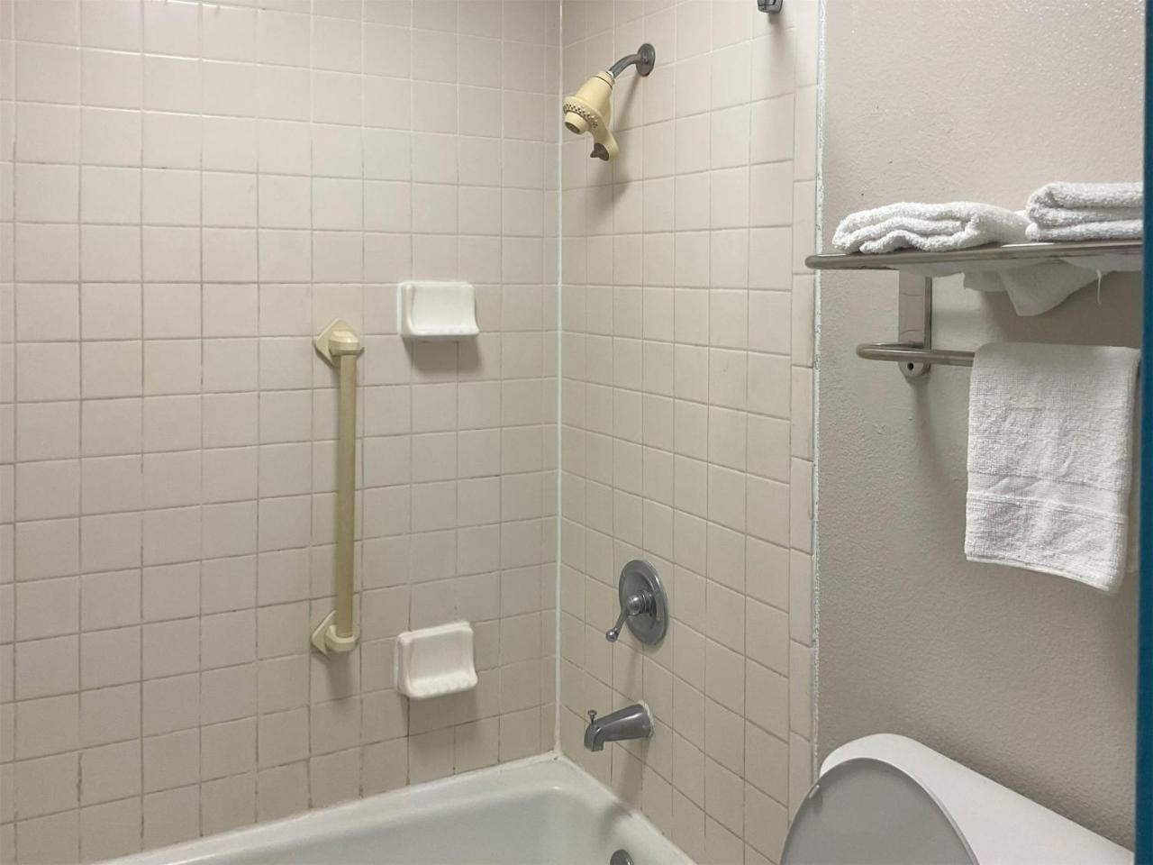 Motel 6 Baton Rouge, LA - East - I-12 photo 3