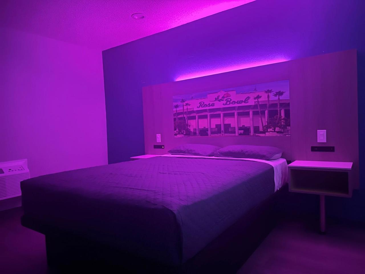 Hi-Way Host Motel photo 2