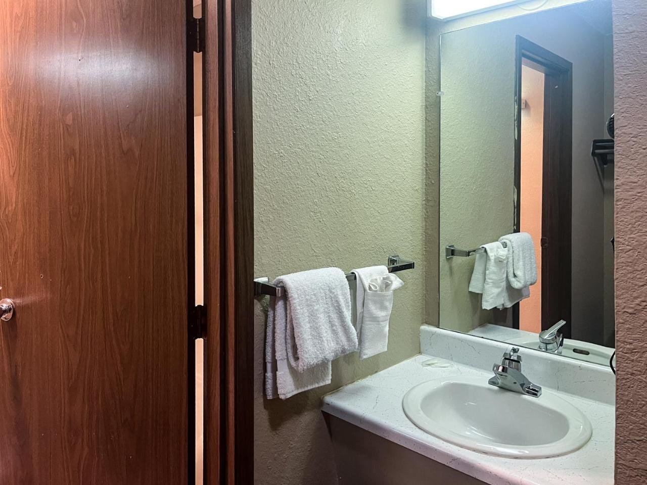 Motel 6 Concordia, MO photo 2