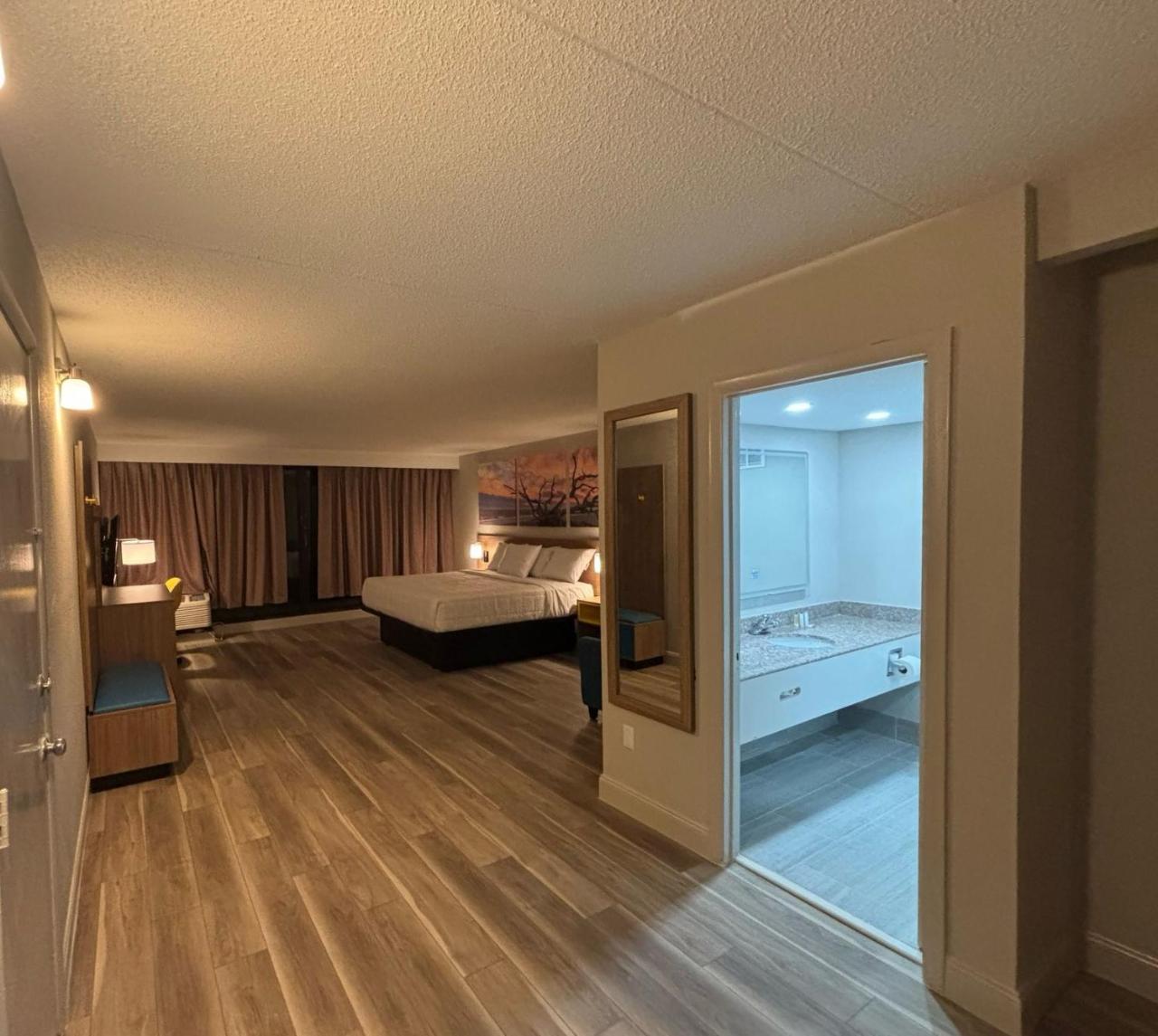 Days Hotel by Wyndham Williamsburg I-64 photo 4