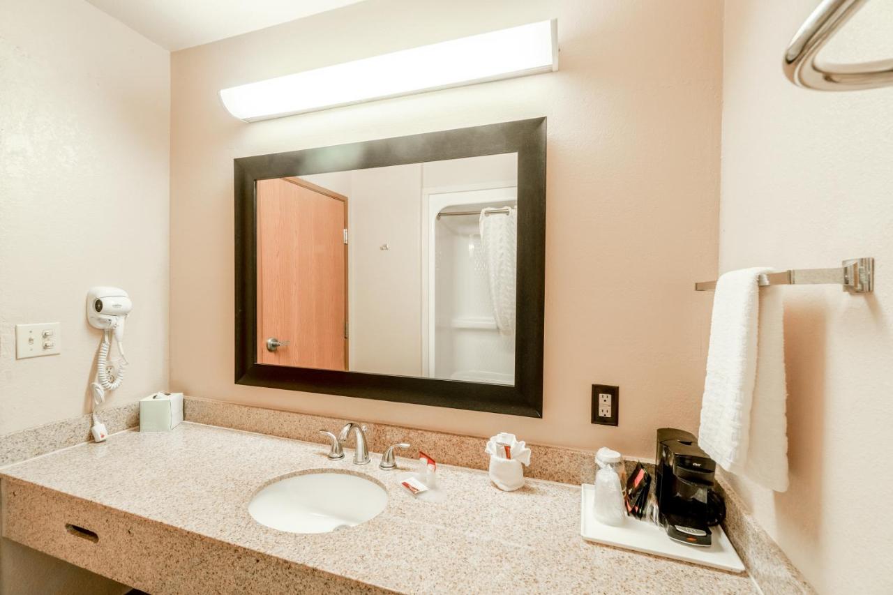Days Inn & Suites by Wyndham Beeville photo 4