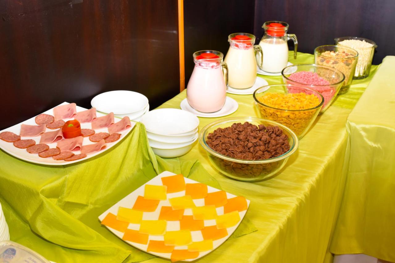 Hotel Montecarlo - Piscina & Desayuno Buffet Incluido photo 3