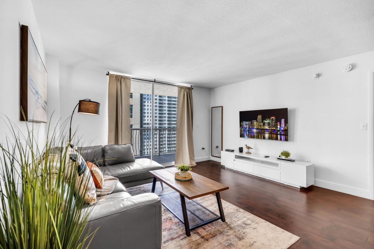 Relaxing 1-Bed Condo With City Views in Brickell Key - 5