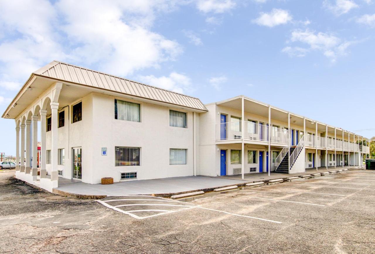 Motel 6 Waco, TX - Lacy Lakeview