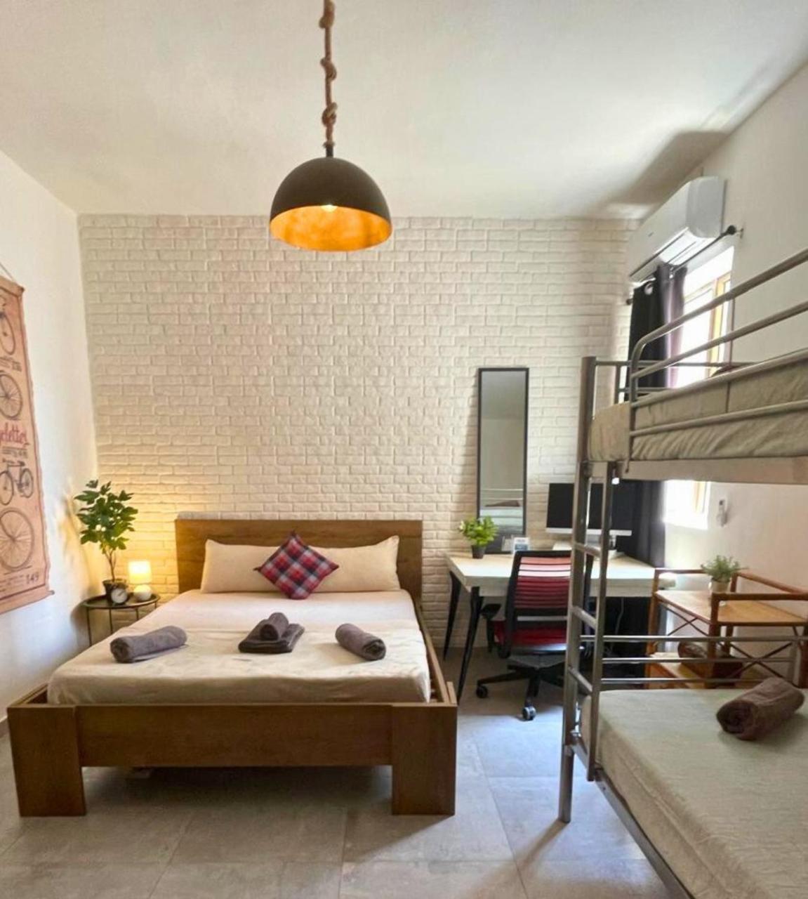 Gzira Prime Spot, Stylish Industrial Apt, Sleeps 11 - 5