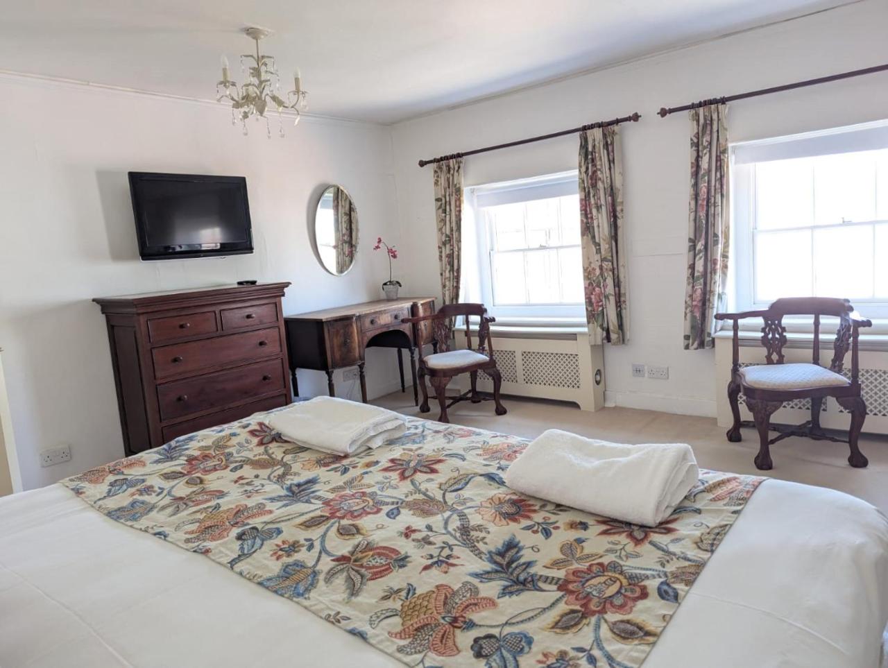 East Pallant Bed and Breakfast, Located in Large Georgian Townhouse in Central Chichester photo 4