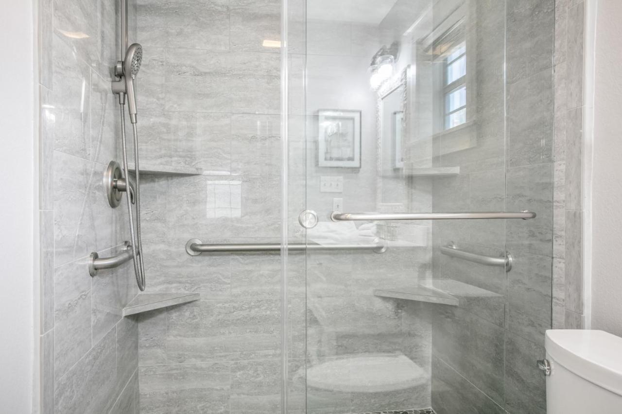 Main Street Retreat #12 - King Bed, On Main St, Shared Hot Tub & Pool - 4