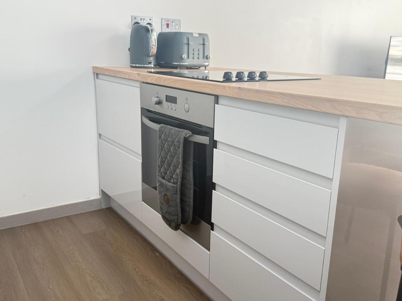Horizon House, Luxury 2-Bedroom Ground floor flat, Parking, WiFi, Netflix - 5