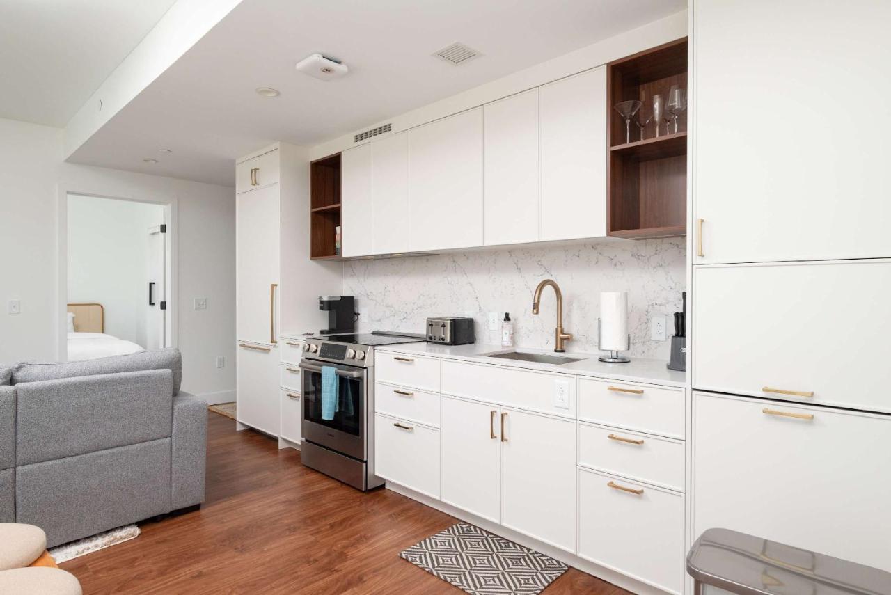 Back-Bay Lux Central 2BR Condo with Rooftop and Parking photo 3