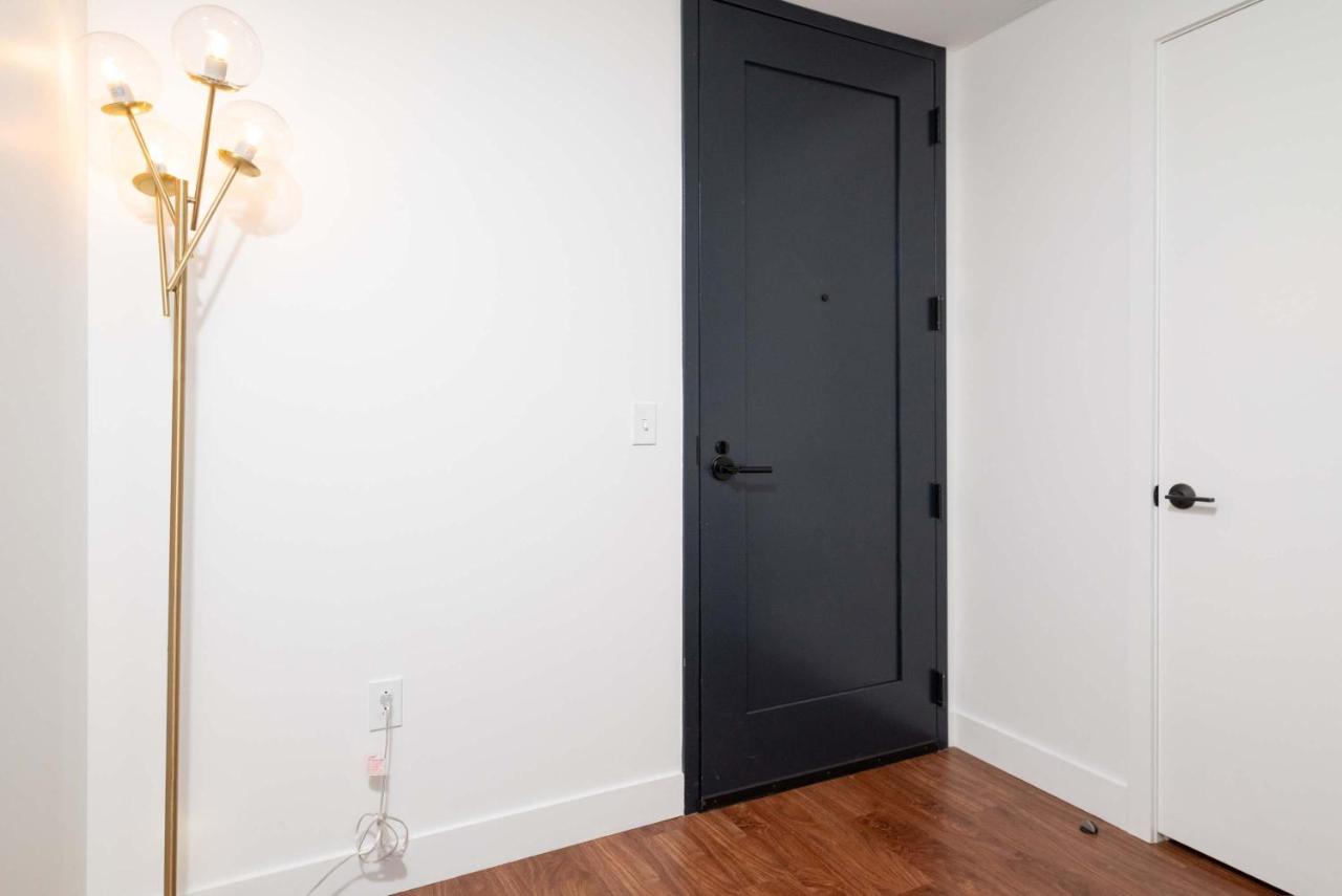 Back-Bay Lux Central 2BR Condo with Rooftop and Parking photo 2