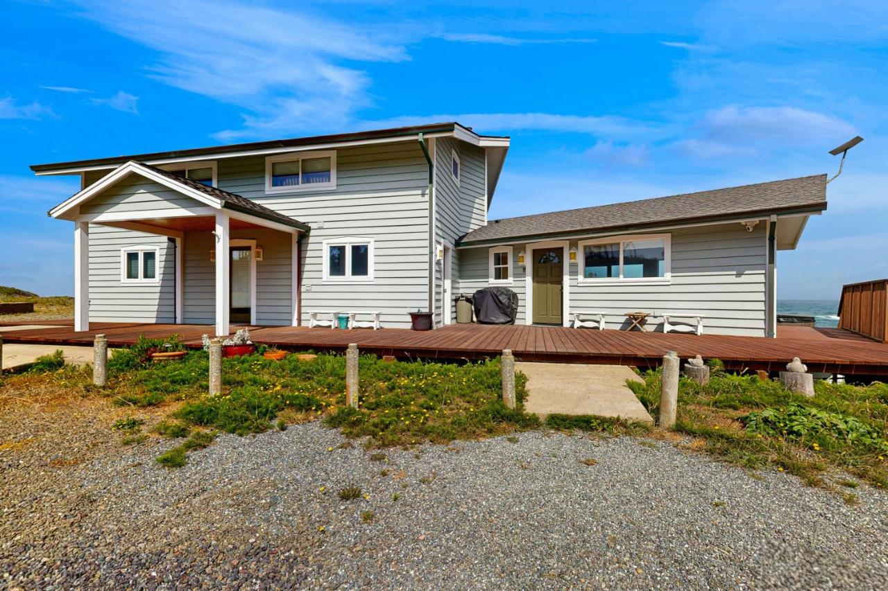 Relaxing Oceanfront Retreat with Hot Tub photo 2