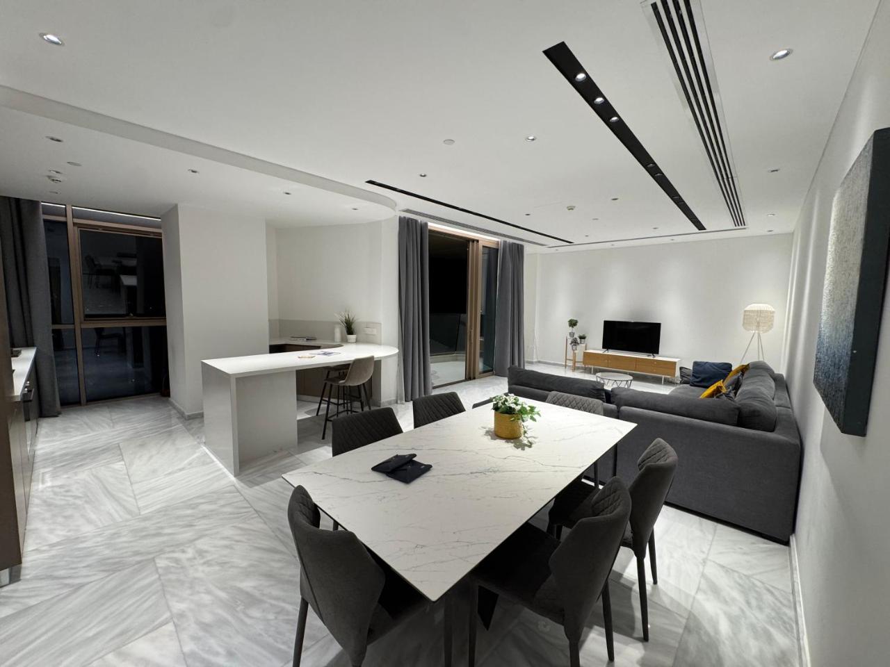SkyHigh Central 360 Gym & Pool - 4
