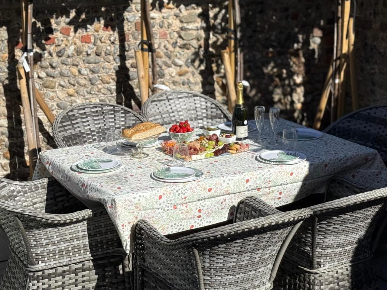 2BR Georgian home, hot tub, private garden, sea view, sleeps 6 - 5