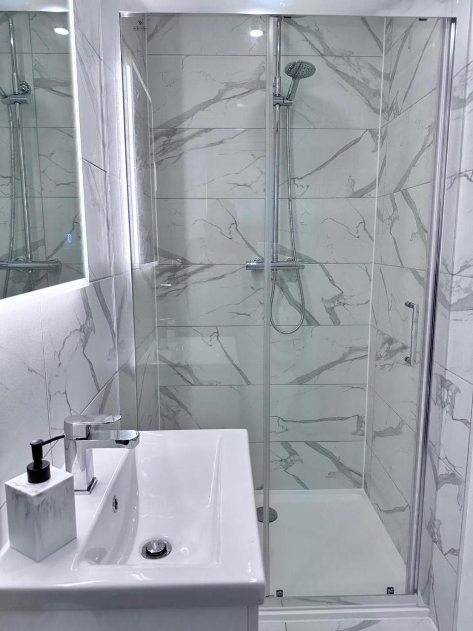 Watford Junction Oasis - Modern 3BR Ensuite with Garden - 4
