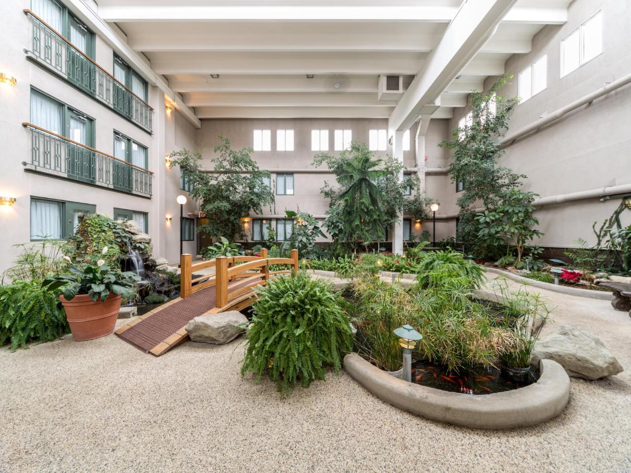 Heritage Inn Hotel & Convention Centre - Brooks photo 2