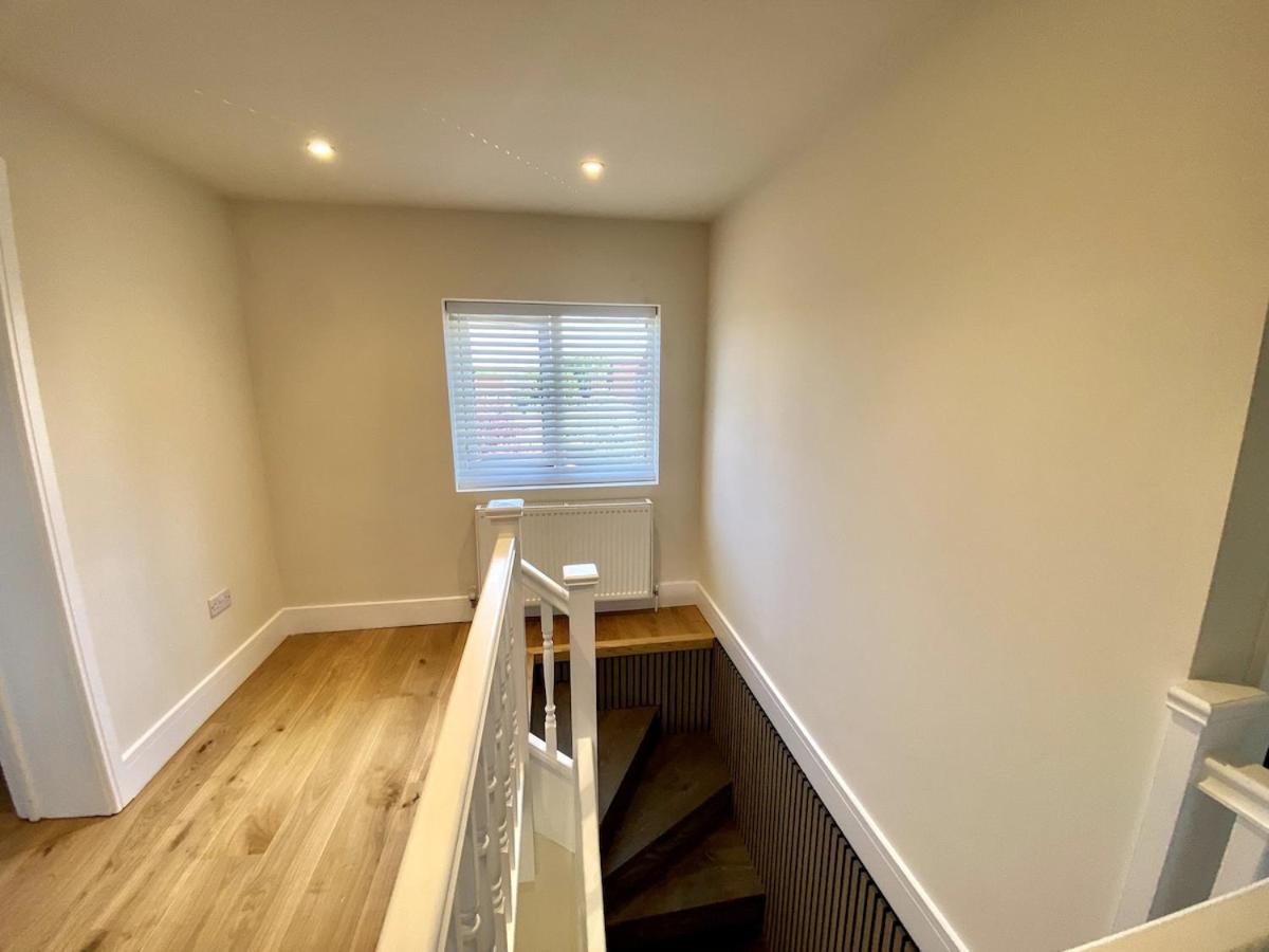 Luxury 5 Bedrooms House in Milton Keynes - 2