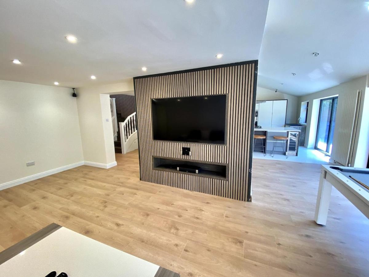 Luxury 5 Bedrooms House in Milton Keynes - 4