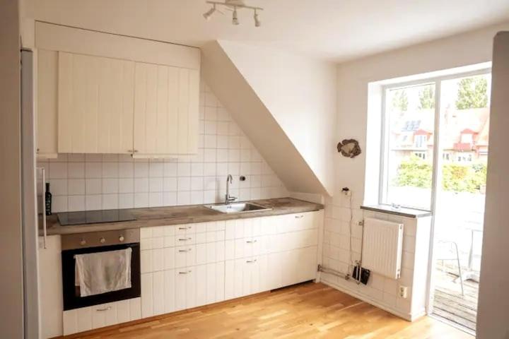 Ljus etagevåning med havsutsikt i gamla Borstahusen - 4