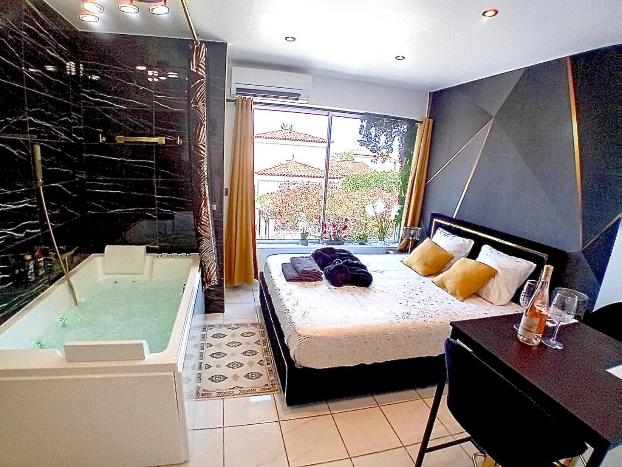 Luxury Beach Room - 2