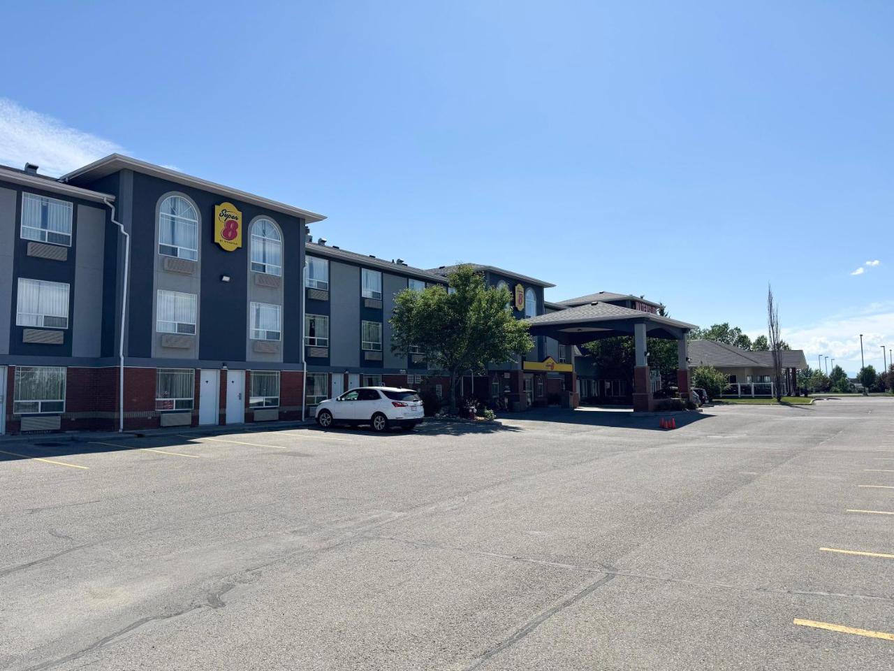 Photo - Super 8 by Wyndham High River AB