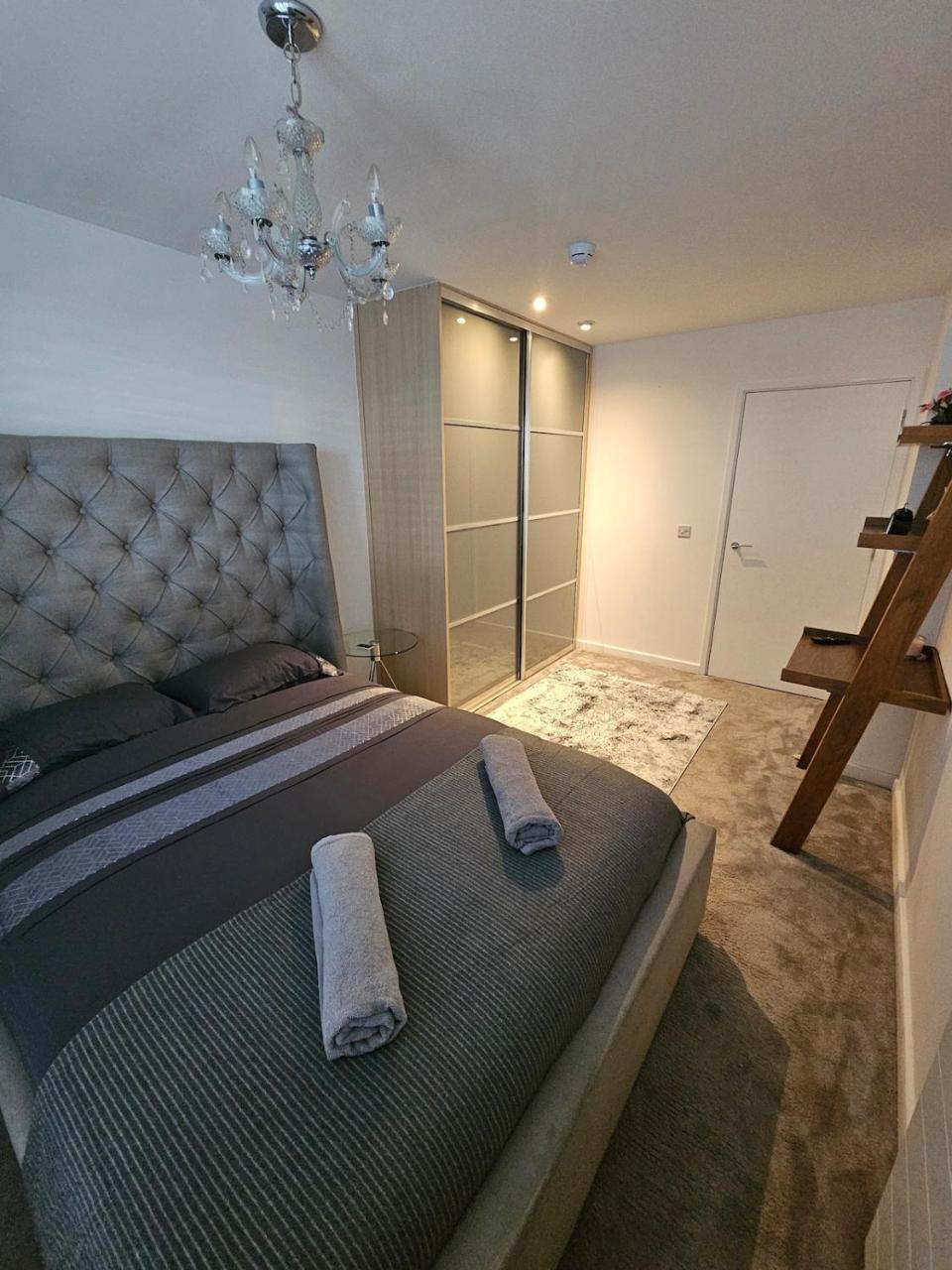 Executive E15 Apartment - Skyline Terrace & Free Private Parking - 5-min Walk to Abba Arena - 5