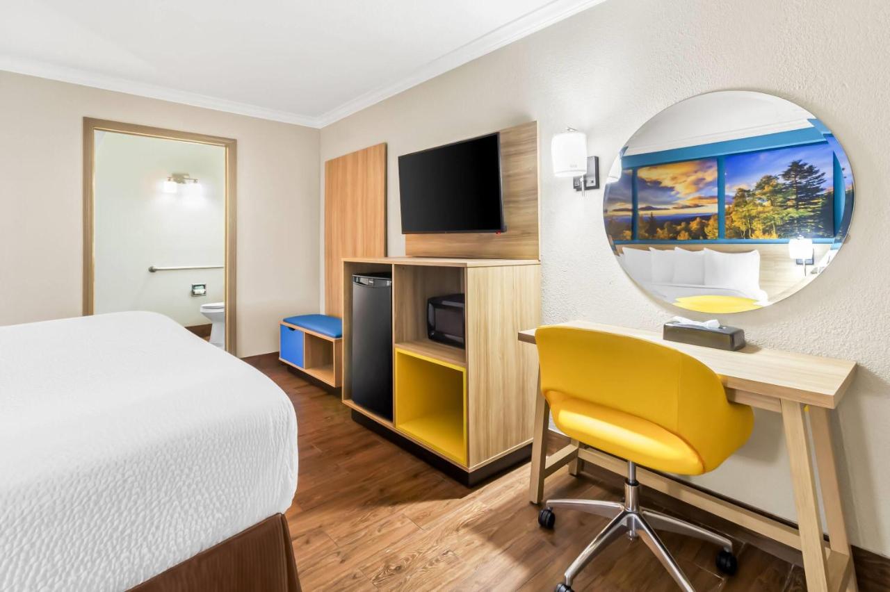 Days Inn by Wyndham Houston East photo 2