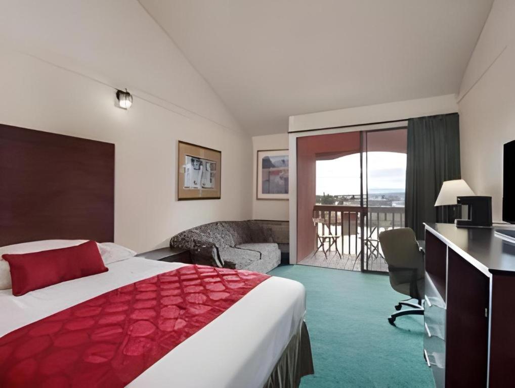 Ramada by Wyndham Monument photo 2