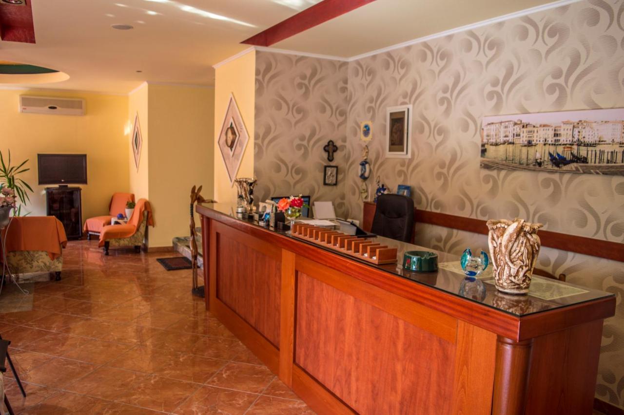 Dolphins Apartments & Rooms - 2