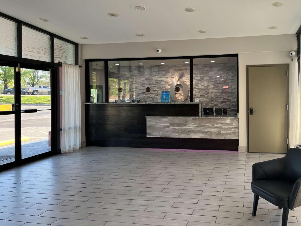 Foto - Motel 6 Raleigh, NC – Downtown South