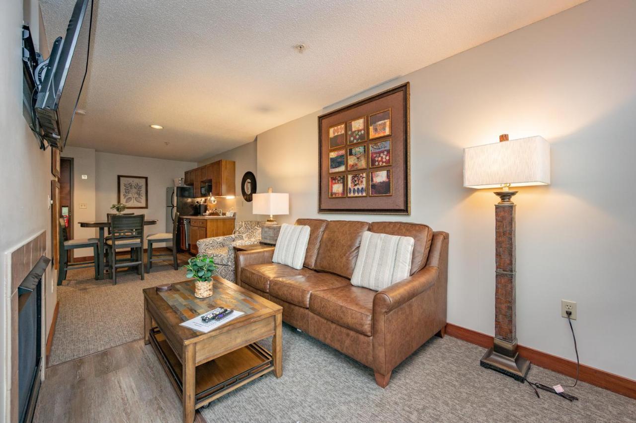 A215 One Bedroom Lake View - 2