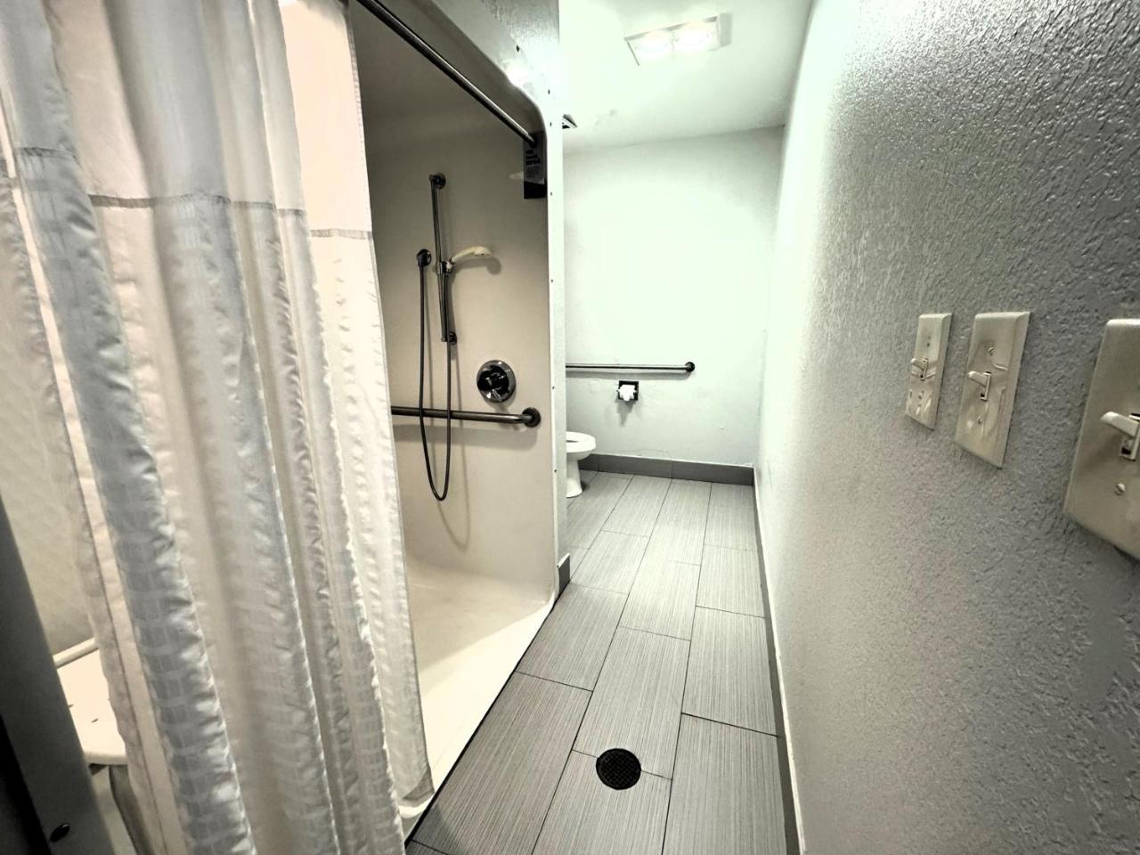 Microtel Inn & Suites by Wyndham Tuscaloosa East photo 3